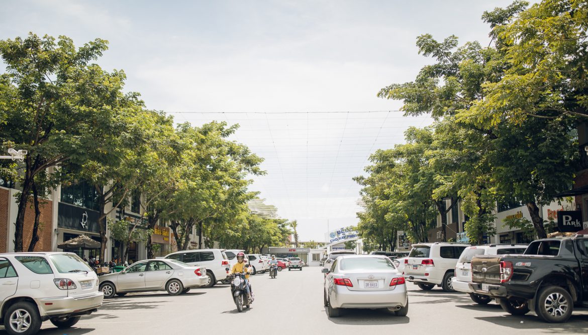 មិនពិបាករកអីញ៉ាំទេ ហើយក៏មិនបាច់ទៅណាឆ្ងាយដែរនៅភីអេច ប៉ូឡារីស អេហ្វ អេន ប៊ីមានហាងជាច្រើនកំពុងរង់ចាំទទួលស្វាគមន៍លោកអ្នក